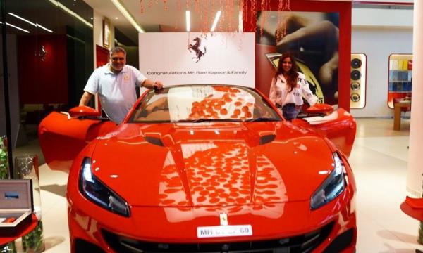 宝莱坞演员Ram Kapoor和妻子Gautami Kapoor带回家一辆价值超过3.5亿卢比的法拉利Portofino M Sportscar