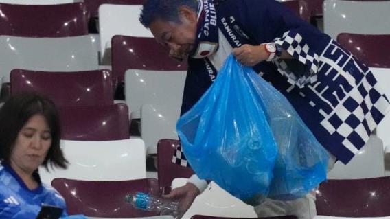 “很正常的事情”:日本球迷在世界杯上打扫卫生