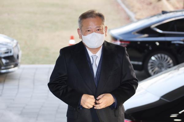 Interior and Safety Minister Lee Sang-min arrives for work at the government complex in Seoul on Monday, one day after the opposition-co<em></em>ntrolled Natio<em></em>nal Assembly passed a motion calling for the dismissal of Lee over the bungled government respo<em></em>nse to the deadly Itaewon crowd crush. (Yonhap)