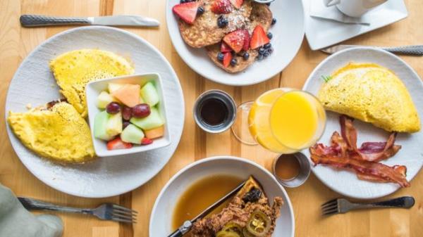 Big breakfast with eggs and fruit habits after 40