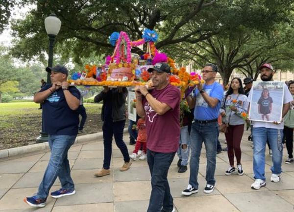 乌瓦尔德人的家人聚集在德克萨斯州国会大厦庆祝亡灵节